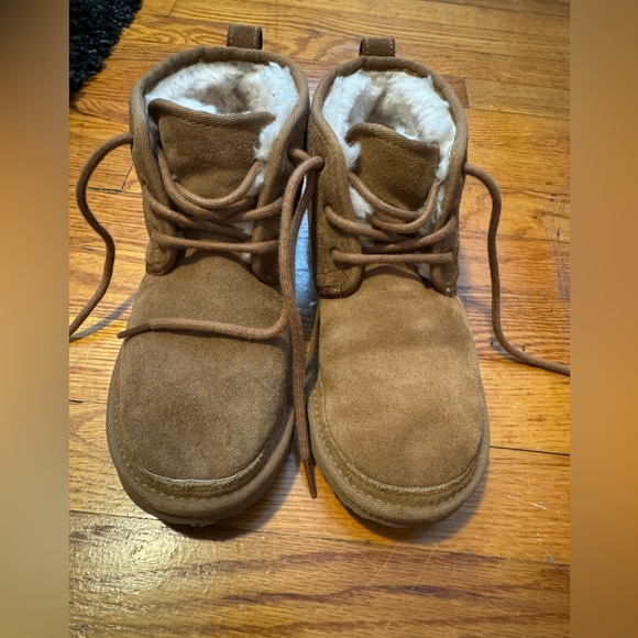 UGG’s Neumel II Boot chestnut size 4 in big kids - Picture 1 of 4